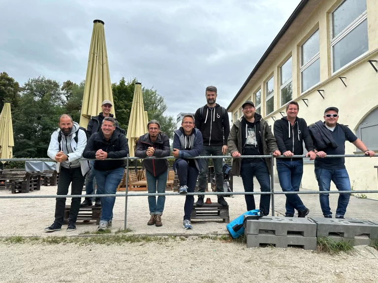 searchHub Casual Team Photo