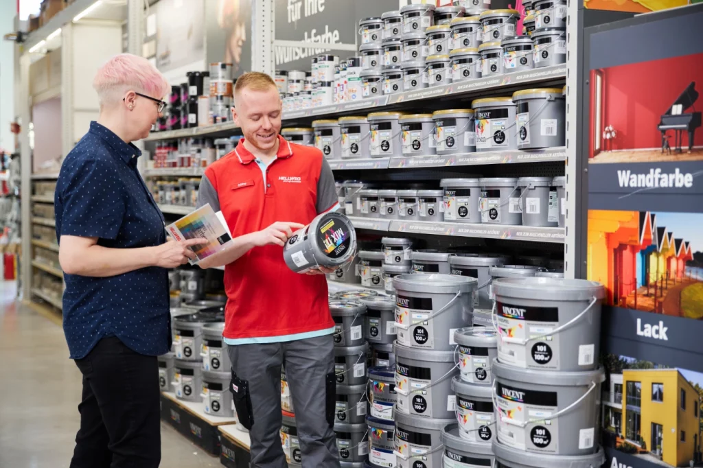 searchHub customer HELLWEG Customer Consultation in the Paint and Color department.