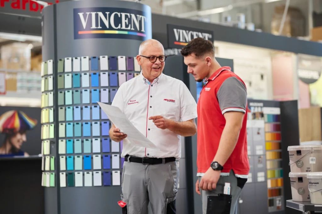 searchHub customer HELLWEG Employee Consultation in the Paint and Color department.