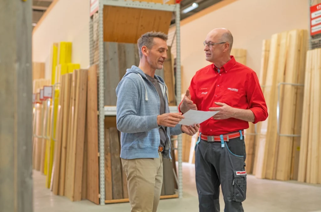 searchHub customer HELLWEG Customer Consultation in the lumber department.
